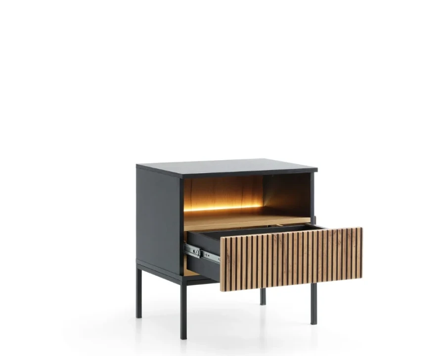 Nachtschrank in Schwarz und Eiche mit Lamellen-Design, LED-Beleuchtung und ausgezogener Schublade.