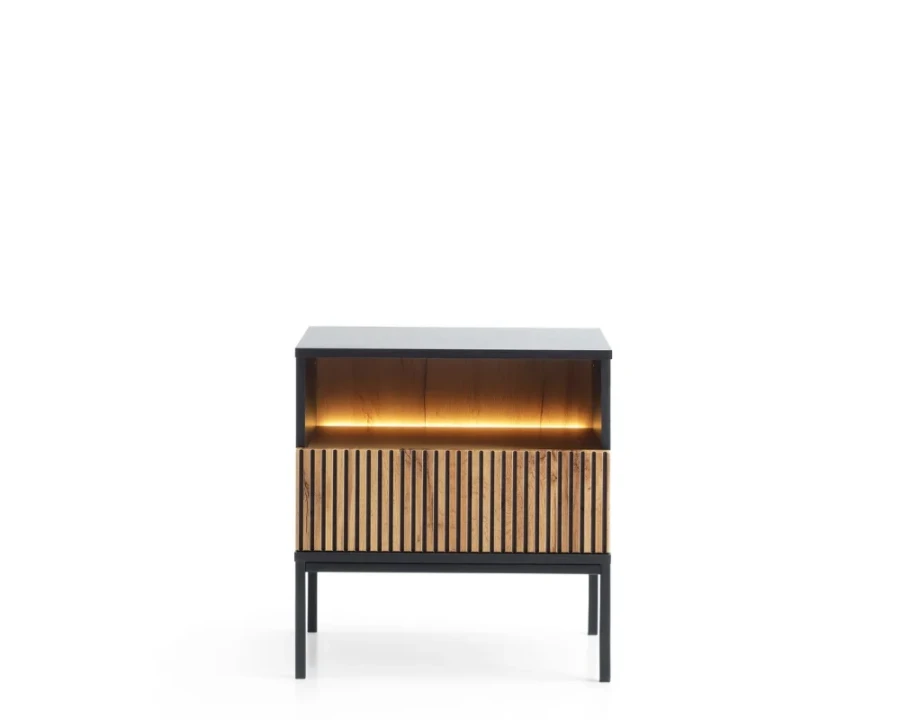 Frontale Ansicht eines Nachtkästchens mit Holz-Lamellen und warmweißer LED-Lichtleiste in Schwarz.