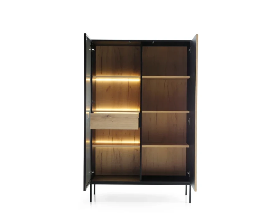 Geöffnetes Highboard zeigt die praktische Innenaufteilung mit Regalböden und Licht.
