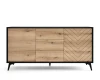 Frontale Ansicht eines breiten Sideboards in Eiche-Nachbildung mit modernen schwarzen Akzenten.