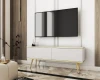 Modernes weißes TV-Lowboard mit schrägen Goldbeinen und TV-Wandhalterung in stilvoller Wohnumgebung.