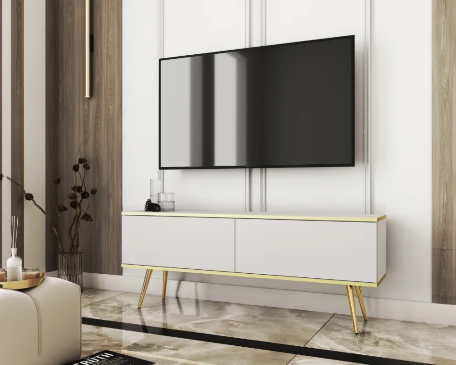 Modernes weißes TV-Lowboard mit schrägen Goldbeinen und TV-Wandhalterung in stilvoller Wohnumgebung.