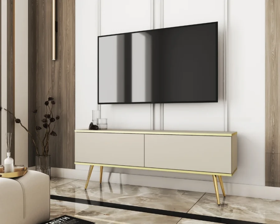 Elegantes beige TV-Lowboard mit goldenen Metallbeinen und passenden Goldleisten in modernem Wohnzimmer.