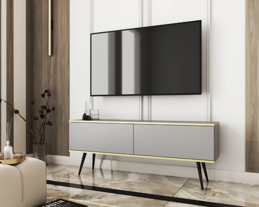 Graues TV-Lowboard mit Goldrand und schwarzen Beinen in modernem Wohnzimmer.