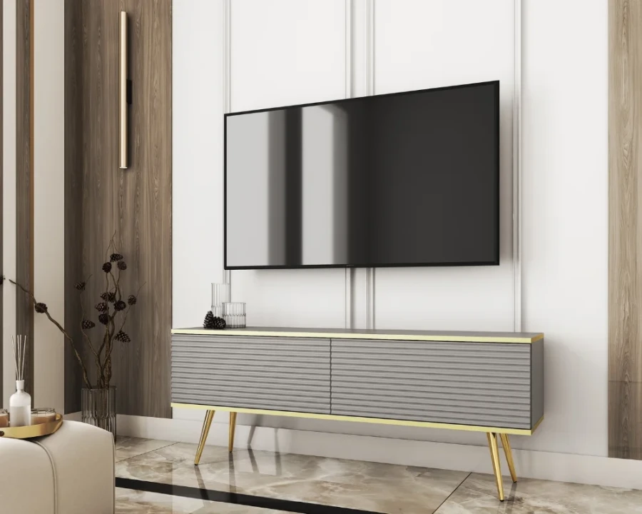 Graues TV-Board mit geriffelter Front und eleganten goldenen Beinen für das Wohnzimmer.