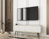 Weißes Lowboard mit schwarzen Beinen und Golddetails unter Fernseher in hellem Wohnzimmer.
