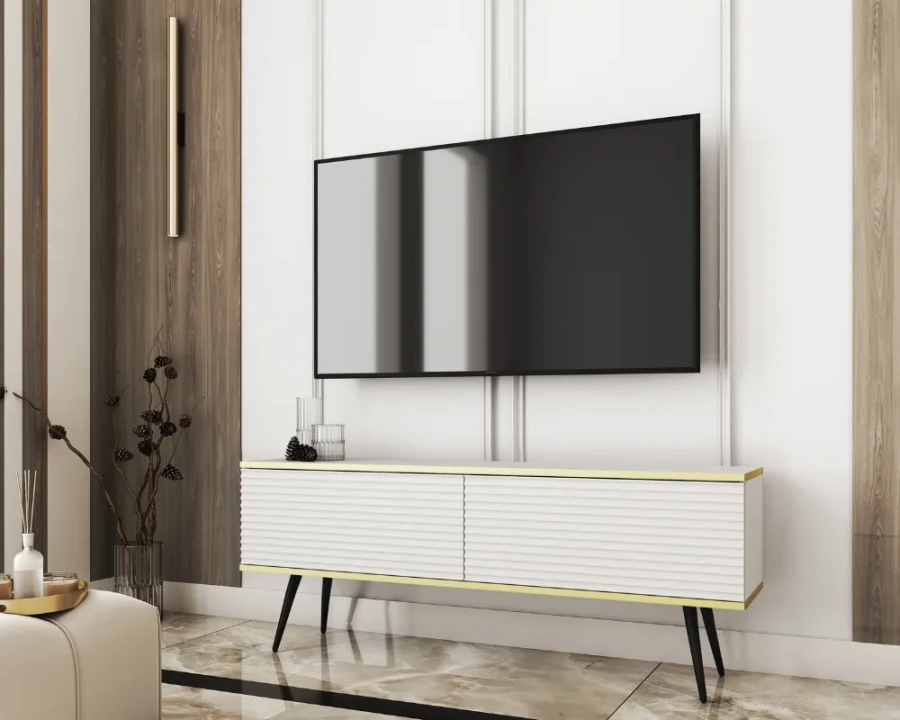 Weißes Lowboard mit schwarzen Beinen und Golddetails unter Fernseher in hellem Wohnzimmer.