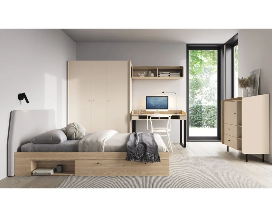 Helles Kinderzimmer mit Stauraumbett, Schreibtisch und Kleiderschrank-Kombination der Albi Serie.