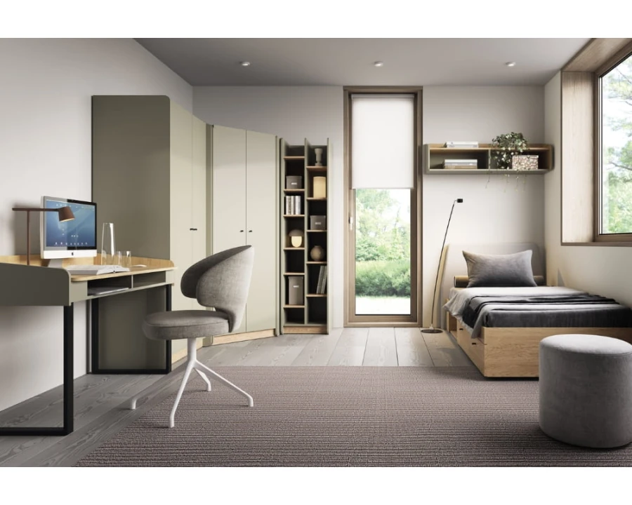 Modernes Jugendzimmer mit Schreibtisch, grauem Stuhl, Eckschrank und Funktionsbett in Eiche-Optik.