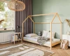 Modernes Hausbett aus Naturholz in einem hellen Kinderzimmer mit skandinavischer Dekoration.