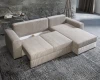 Beiges Ecksofa mit Bettfunktion aus Cordstoff in einem modernen Wohnzimmer.