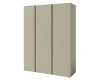 Großer Schlafzimmerschrank in Taupe mit drei Türen und integrierten Holzgriffen.