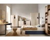 Modernes Sorento Schlafzimmer-Set mit hellen Holzmöbeln und Bett mit blauen Schubladen.