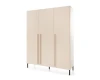 Dreitüriger Kleiderschrank Sorento in Beige mit minimalistischen Griffen und schwarzen Beinen.
