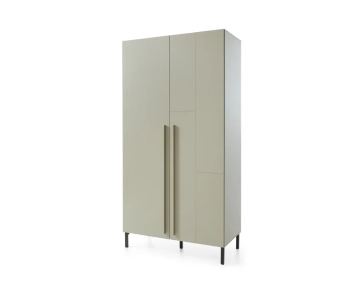Moderner zweitüriger Kleiderschrank in Salbeigrün mit schlichten vertikalen Griffen.