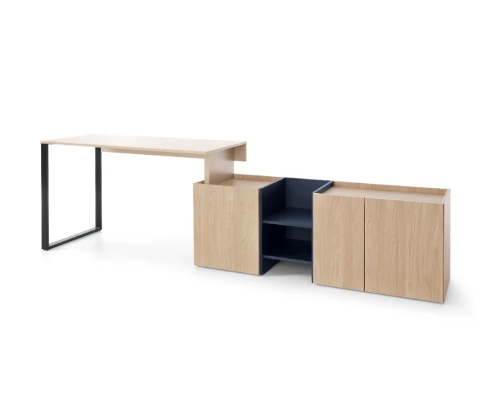 Functioneel hoekbureau in houtlook met geïntegreerd donkerblauw schap.