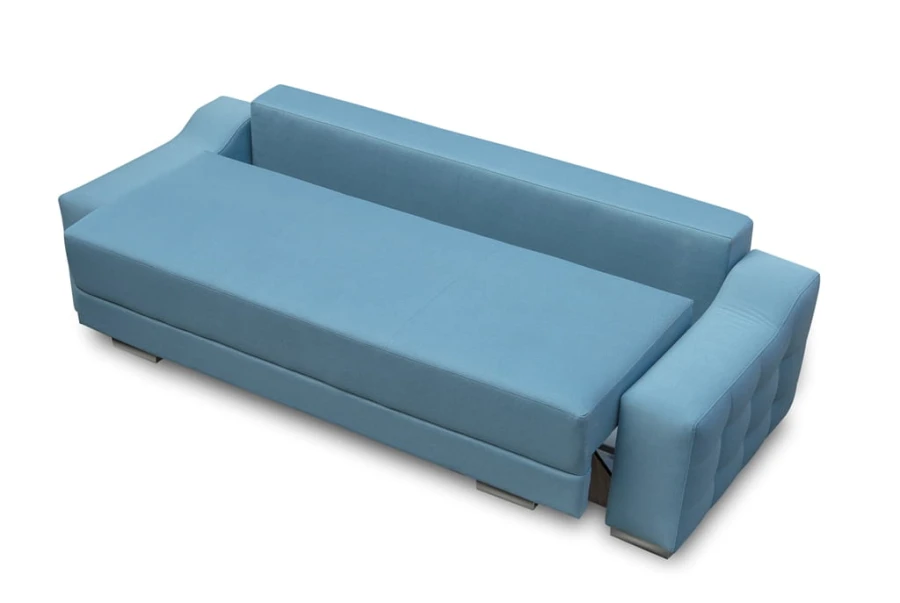 Modernes hellblaues Schlafsofa in minimalistischem Design auf weißem Hintergrund.