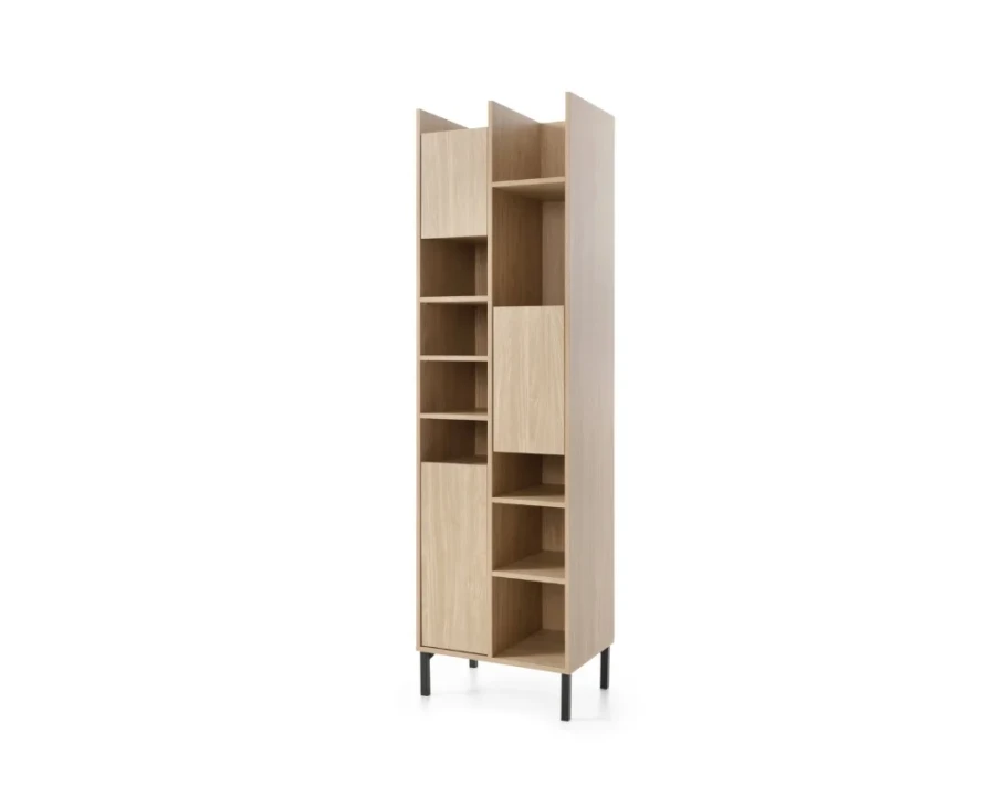 Smalle boekenkast van licht eikenhout met open vakken en zwarte metalen poten.
