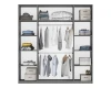 Innenausstattung Kleiderschrank mit Regalen, Kleiderstangen und Boxen für Ordnung.