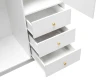 Drei weiße Schubladen eines Kleiderschranks mit edlen goldenen Griffen in Detailaufnahme.