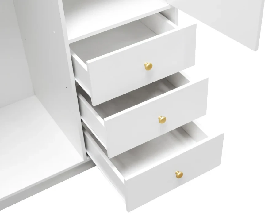 Drei weiße Schubladen eines Kleiderschranks mit edlen goldenen Griffen in Detailaufnahme.