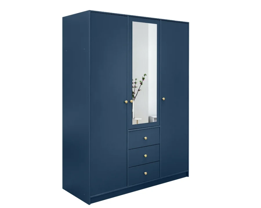 Dunkelblauer Kleiderschrank mit Spiegel und edlen goldenen Griffen.
