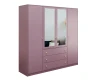 Altrosa Kleiderschrank mit Spiegeltüren und goldenen Knäufen.