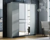 Stilvoller grauer Kleiderschrank mit Spiegelfront in einem modernen Zimmer.