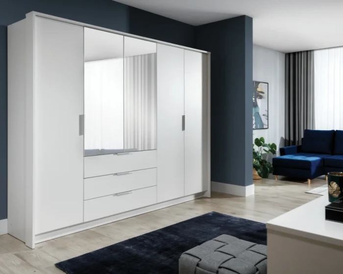 Moderner weißer Kleiderschrank mit Spiegeltüren und drei Schubladen in stilvollem Schlafzimmer Ambiente.