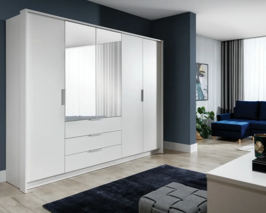 Moderner weißer Kleiderschrank mit Spiegeltüren und drei Schubladen in stilvollem Schlafzimmer Ambiente.