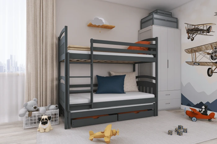 Gemütlich eingerichtetes Kinderzimmer mit grauem Hochbett, Spielzeug und Wandtattoos.