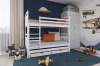 Stevig kinder-stapelbed in wit voor een blauwe muur met vliegtuigdecoratie.