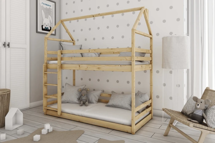 Stockbett Hausform aus Kiefer natur in einem hellen Kinderzimmer mit Deko.