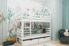 Wit stapelbed in huislook met twee ligoppervlakken en praktische bedladen.