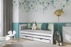 Weißes Funktionsbett im Kinderzimmer mit Eukalyptus-Tapete, dekoriert mit Kissen und Stofftieren.