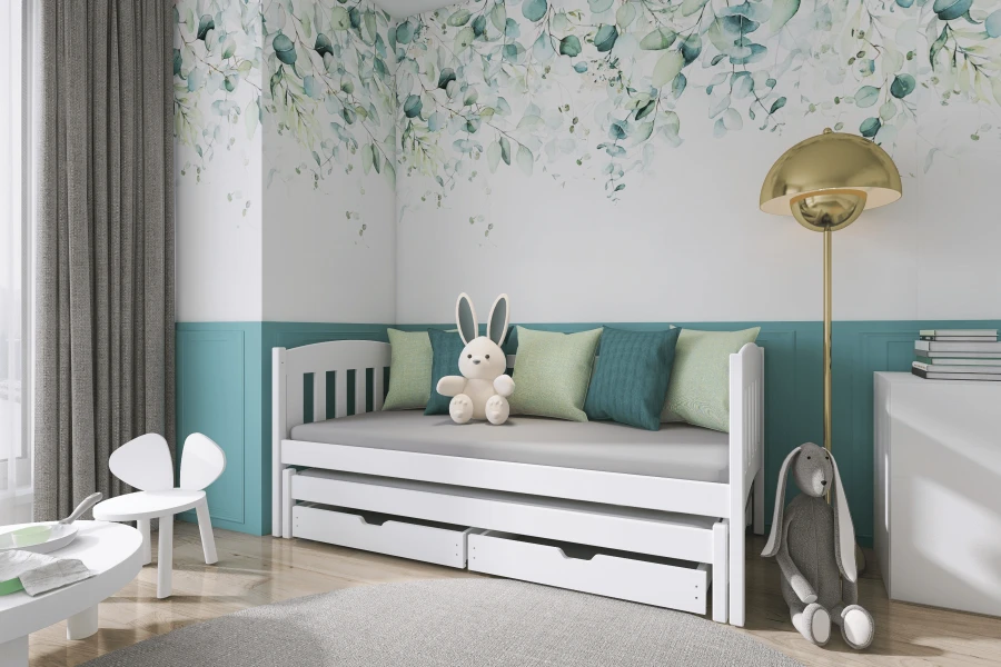 Weißes Kinderbett mit Ausziehfunktion und Schubladen in modernem Kinderzimmer mit Eukalyptus-Tapete.