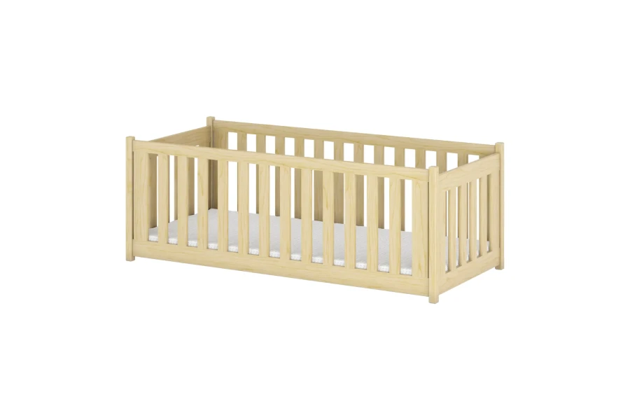 Schlichtes Kinderbett aus hellem Massivholz mit Sicherheitsgittern auf weißem Hintergrund.