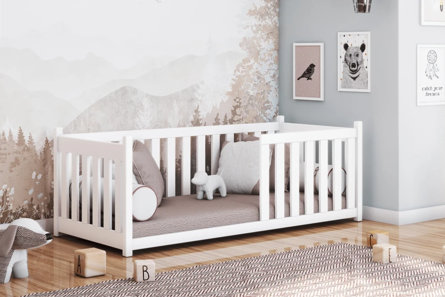 Modernes weißes Juniorbett mit seitlichem Rausfallschutz im gemütlich eingerichteten Kinderzimmer.