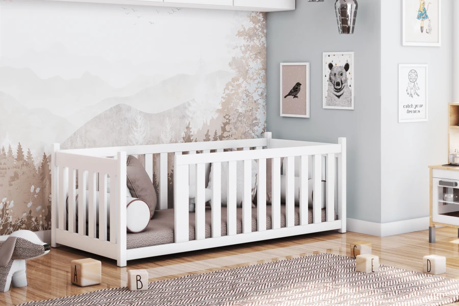 Weißes Gitterbett für Babys mit hohem Seitengitter im skandinavischen Stil.