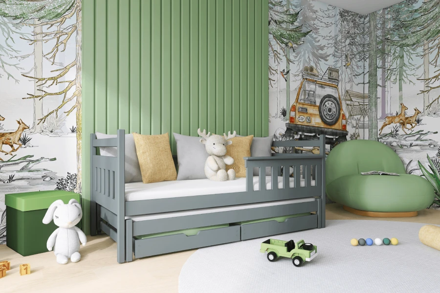 Stilvolles Kinderzimmer mit grauem Ausziehbett, Waldmotiven und grüner Wandpaneele.