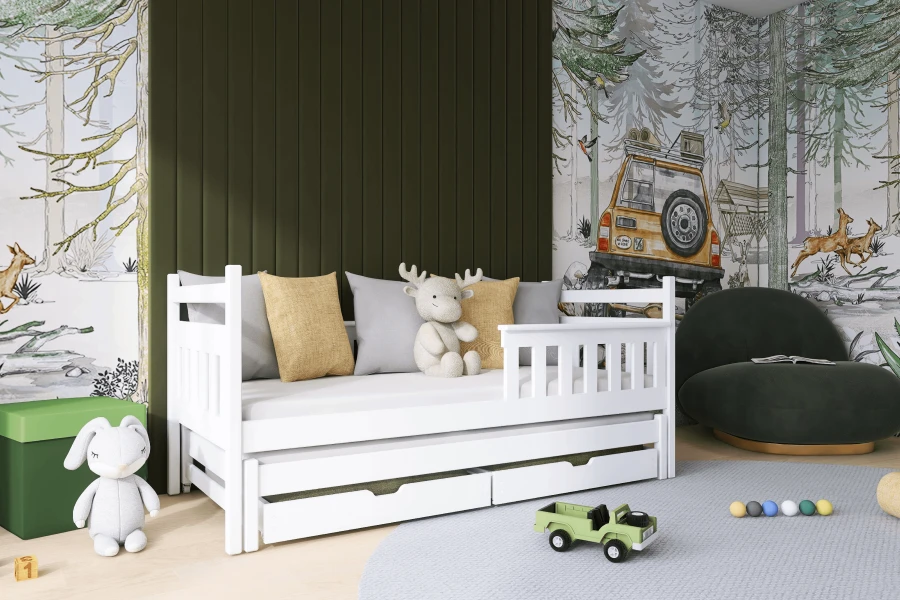 Weißes Kinderbett mit Ausziehfunktion und Schubladen im gemütlichen Kinderzimmer.