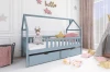 Modern eingerichtetes Kinderzimmer mit grauem Hausbett, gemütlichen Kissen und Spielzeug.