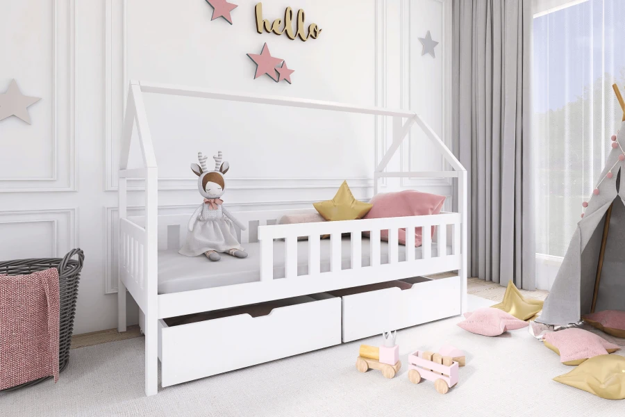 Weißes Hausbett mit Schubladen und Rausfallschutz in einem hellen, verspielten Kinderzimmer.
