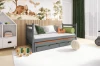 Stilvolles Kinderzimmer-Design mit grauem Funktionsbett, Waldtier-Wandbild und grünen Vorhängen.