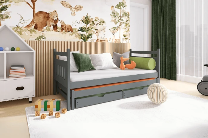 Stilvolles Kinderzimmer-Design mit grauem Funktionsbett, Waldtier-Wandbild und grünen Vorhängen.