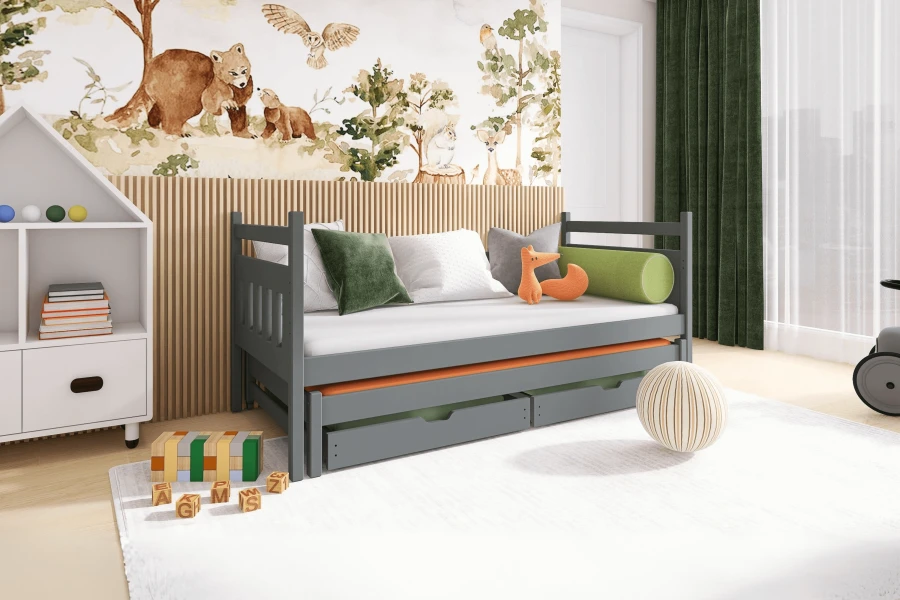 Stilvolles Kinderzimmer-Design mit grauem Funktionsbett, Waldtier-Wandbild und grünen Vorhängen.