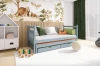 Kinderzimmer-Inspiration mit blauem Funktionsbett und verspielter Tiertapete.