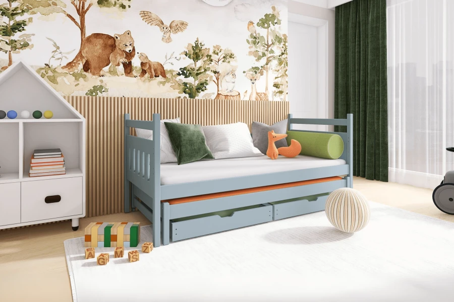 Kinderzimmer-Inspiration mit blauem Funktionsbett und verspielter Tiertapete.