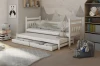 Weißes Kinderbett mit ausgezogenem Gästebett und offenen Schubfächern im Kinderzimmer.