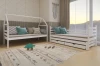 Moderne kinderkamer met wit huisbed en een praktisch functioneel bed met een extra uitschuifbed.